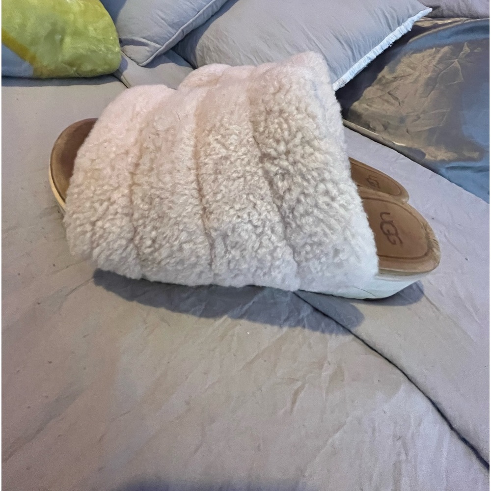 LIGHT PINK UGGS